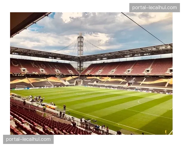 科隆队歌响彻莱茵能源球场，足球成为城市情感纽带与文化认同