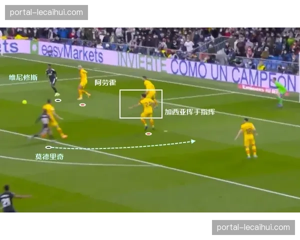 战术板复盘：解析格拉纳达最后一个失球——区域防守在定位球中的混乱