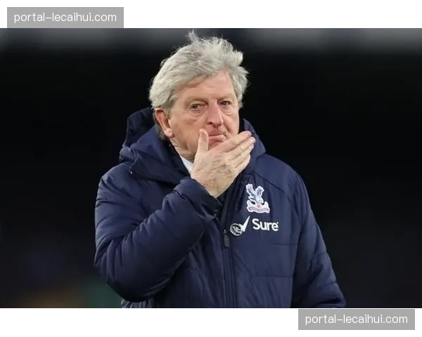 镜头下的瞬间：老帅霍奇森在主场告别战后的泪水