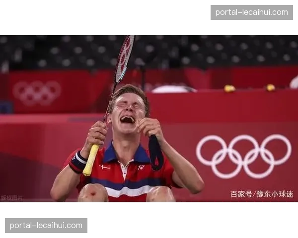 全英公开赛观众席现感人一幕，罹患癌症小球迷与偶像安赛龙合影