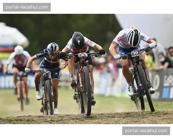 女子精英组XCC短道赛：荷兰车手安妮克·范弗勒滕冲刺险胜，夺得赛季首冠